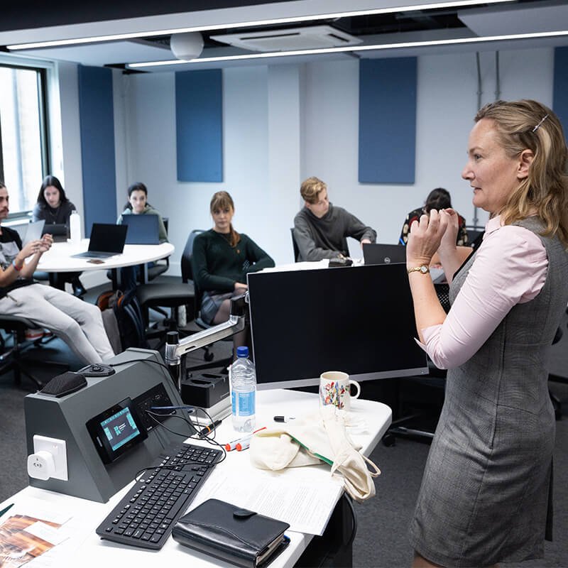 Business management lecture at Roehampton University for international students