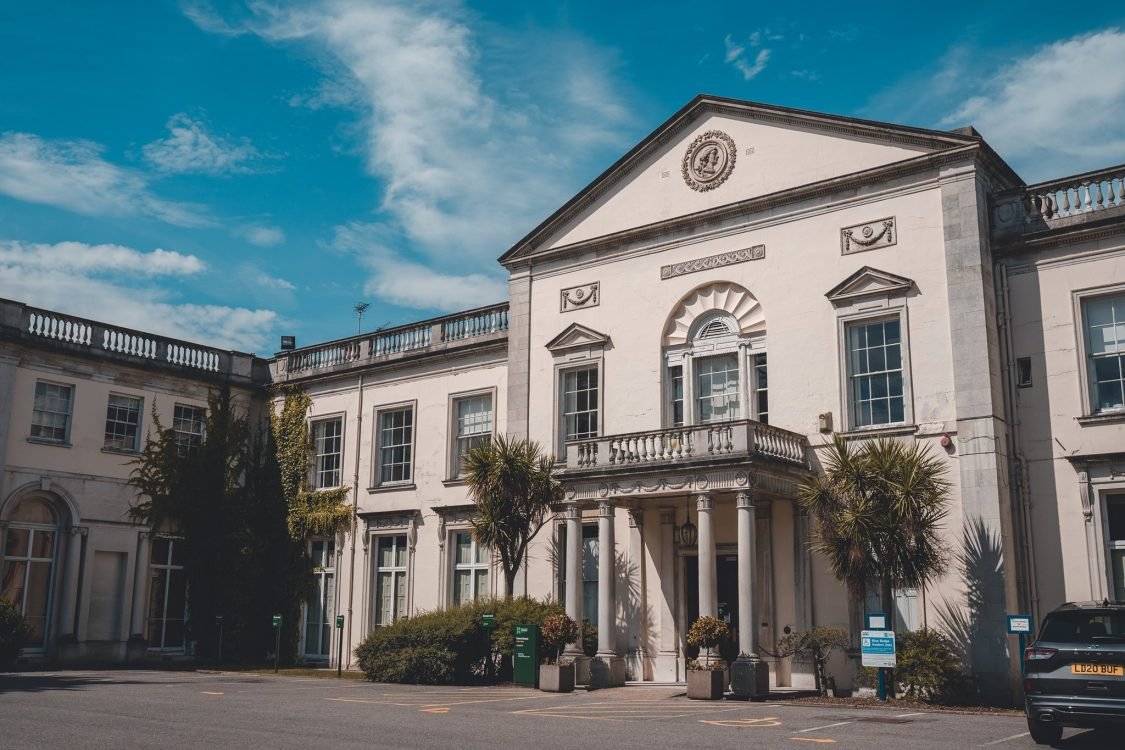 • Include target keywords like “study in UK”, “Pakistani students”, “Roehampton University” in image descriptions