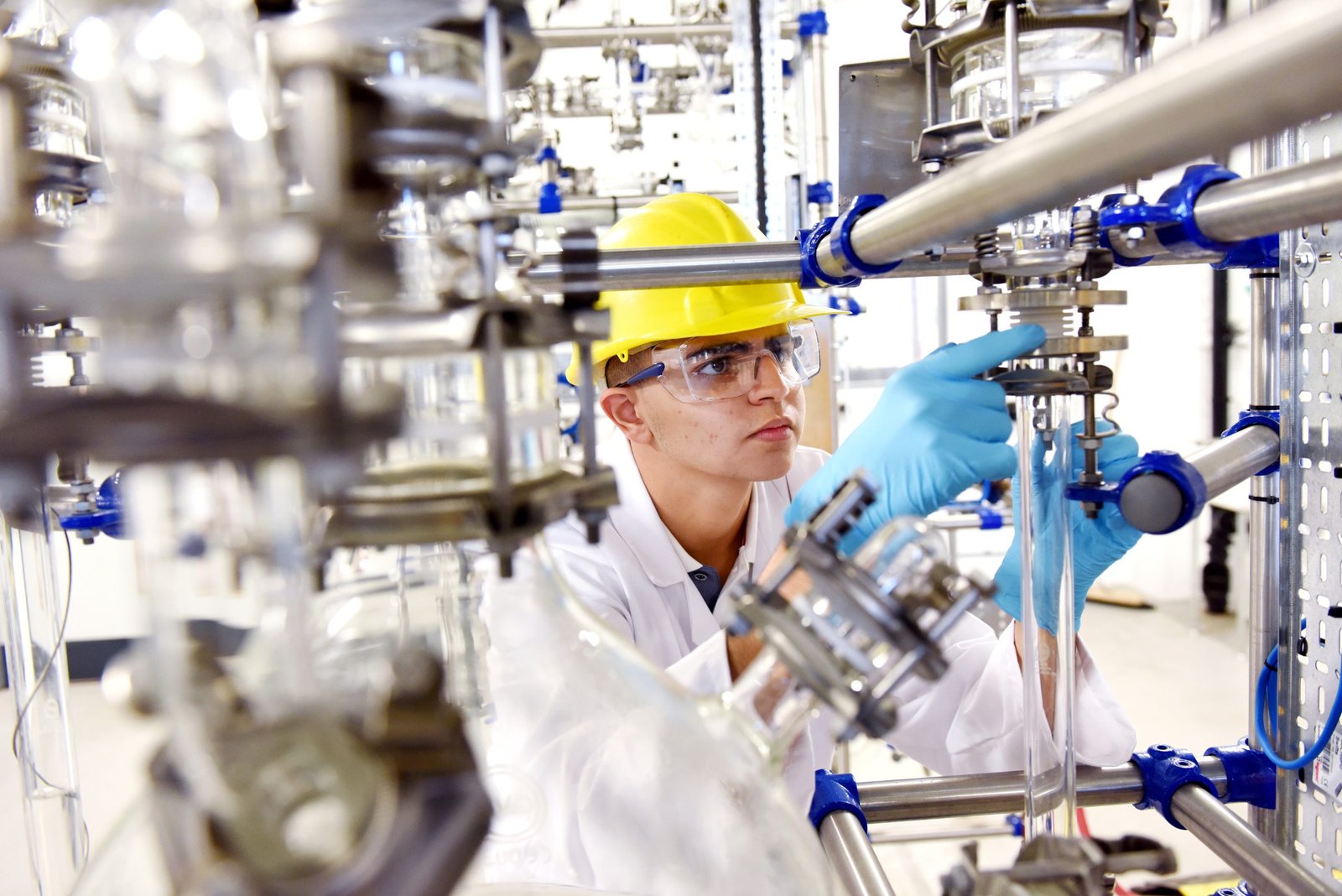 Engineering students working at Teesside University lab Engineering students working at Teesside University lab
